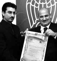 Michele Barba (a sinistra) riceve il premio da Gaetano Macrì.jpg